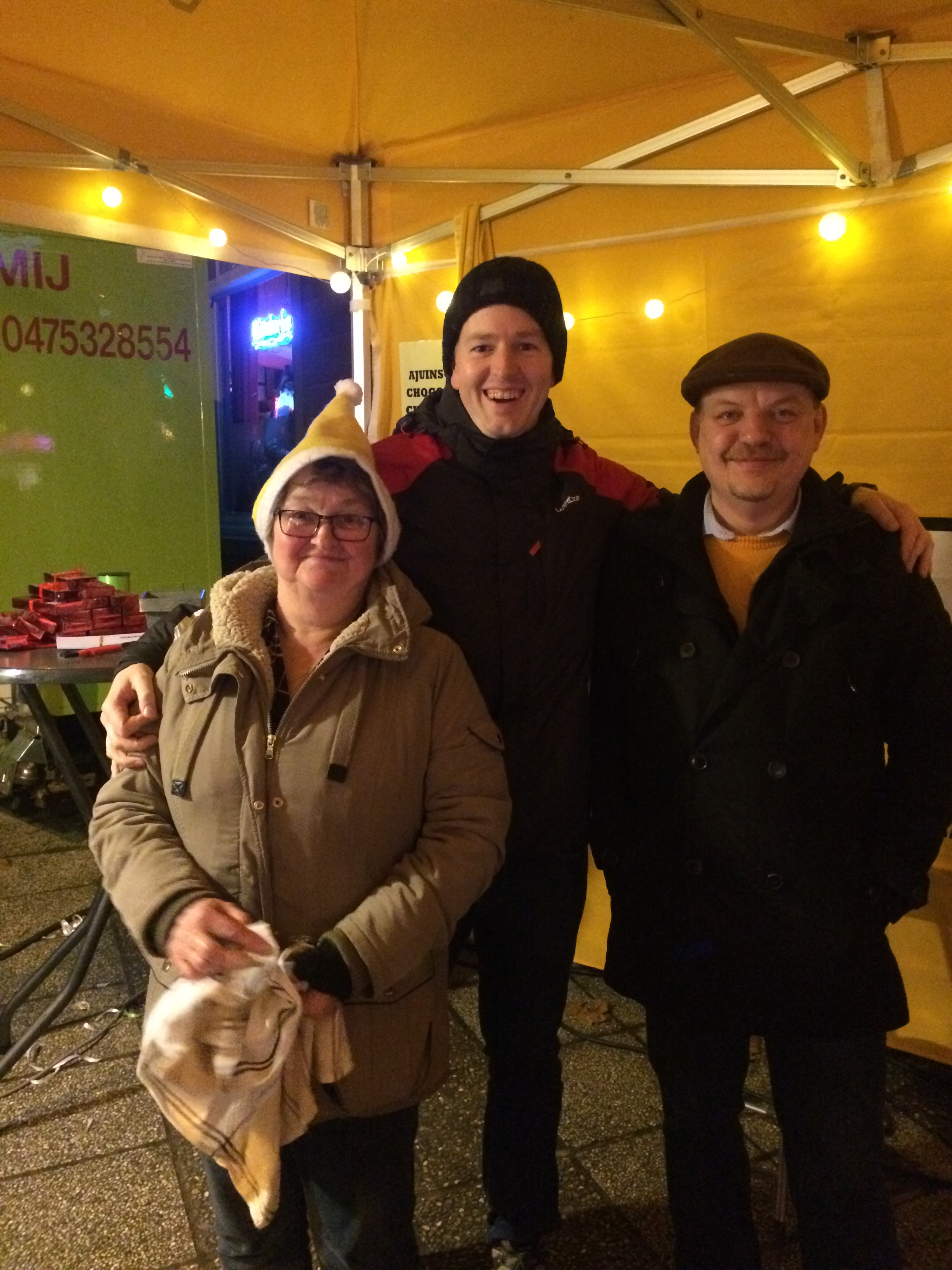 N-VA Menen op Kerst in Lauwe (van links naar rechts: Marleen De Tollenaere, afdelingsvoorzitter Nik De Clercq en gemeenteraadslid Filip Elgers)