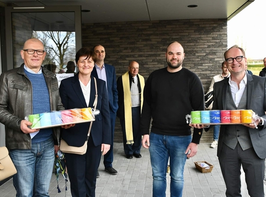 Bart Broucke, leerkracht van het VTI, en Minister Weyts, ontvingen een geschenk van Griet Vanryckegem en Kasper Vandecasteele, schepen van sport. Met dank aan Maxime Petit voor de foto. Bart Broucke en Minister Weyts ontvingen een geschenk van de schepenen.
