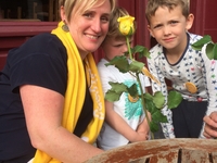 N-VA Menen zet de ultieme #Helfies in de bloemetjes