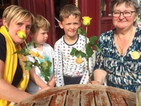 N-VA Menen zet de ultieme #Helfies in de bloemetjes